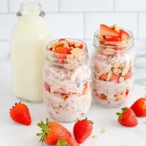strawberry cheesecake overnight oats